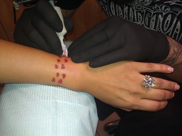 110 Floyd Mayweather's Fiance @MsJackson Gets 42nd Tattoo for His Win  