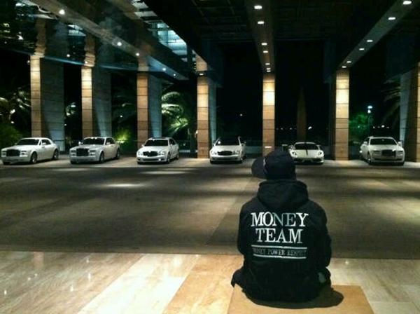 MoneyTeam Floyd Mayweather Babysits His Fleet of Luxury Whips #MoneyTeam  