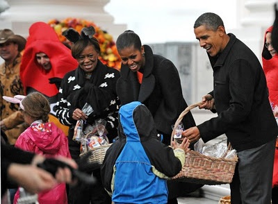 1H Trick-or-Treat with President Obama and the First Lady (Video)  