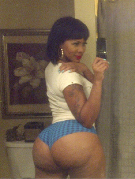 Deelishis Deelishis (@IamDEELISHIS) Twitpic's Herself In Booty Shorts 