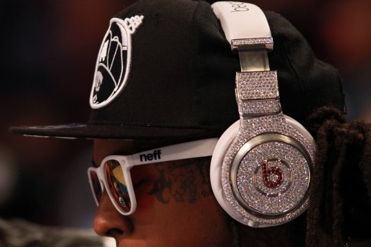 140016149 Lil Wayne & Nicki Minaj Kiss + Weezy Displays His Diamond Encrusted Beats By Dre (Photo Inside)  