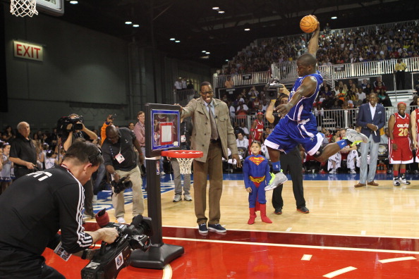 KevinHartDunkHHS1987 Kevin Hart Slam Dunk On a Fisher Price Court (Video)  