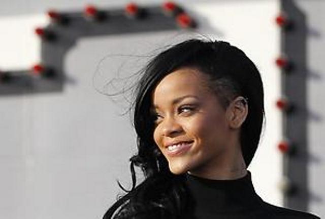 Rihanna1 Rihanna Shaved The Side of Her Head (Photo Inside)  