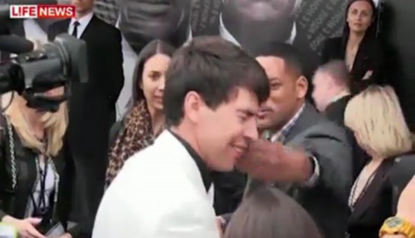 will-smith-back-hand-smacks-a-reporter-after-the-male-reporter-tried-to-kiss-him-video-HHS1987-2012 Will Smith Back Hand Slaps A Reporter, After The Male Reporter Tried To Kiss Him (VIDEO)  
