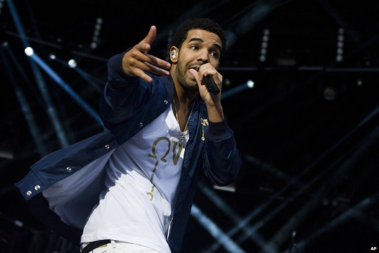 drake-brings-out-2-chainz-x-french-montana-at-made-in-america-festival-video-HHS1987-2012 Drake Brings Out 2 Chainz x French Montana At Made In America Festival (Video)  